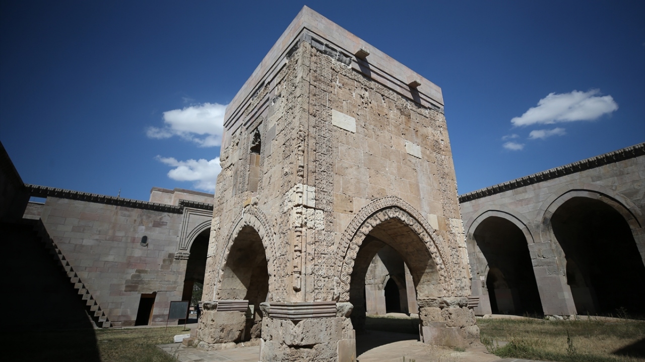 Altun, bu projeleri yaparken aynı zamanda tanıtım faaliyetlerine de yoğunluk vereceklerini, burada farklı aktiviteler düzenleyeceklerini aktardı. 