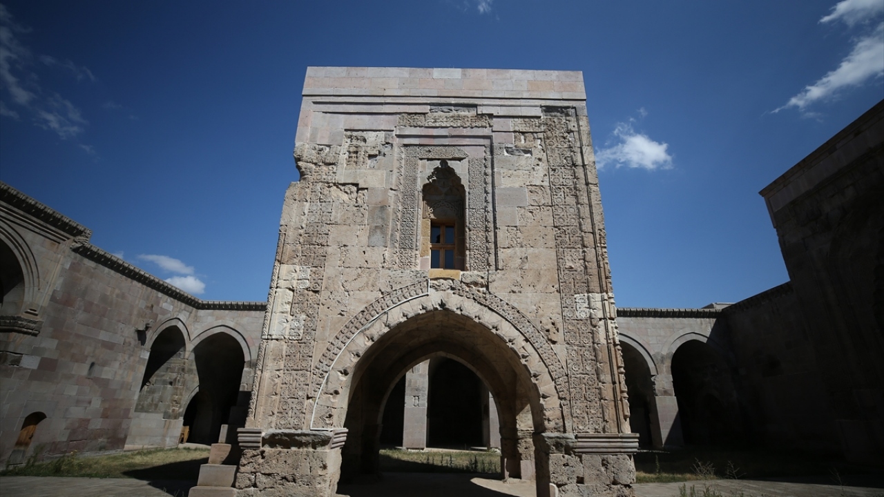 Projeleri Çevre ve Kültür Değerlerini Koruma ve Tanıtma Vakfı ve Vakıf Başkanı Prof. Dr. Metin Sözen ile yürüttüklerini anlatan Altun, ecdat yadigarının turizme kazandırılması için üzerlerine düşeni yapacaklarını sözlerine ekledi.