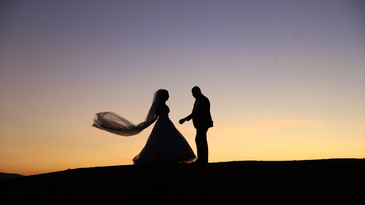 Düğün fotoğrafı çektirmek isteyen gelin ve damatlara da ev sahipliği yapan alanda son beş yılda 374 bin 626 kişi gün batımını izledi.