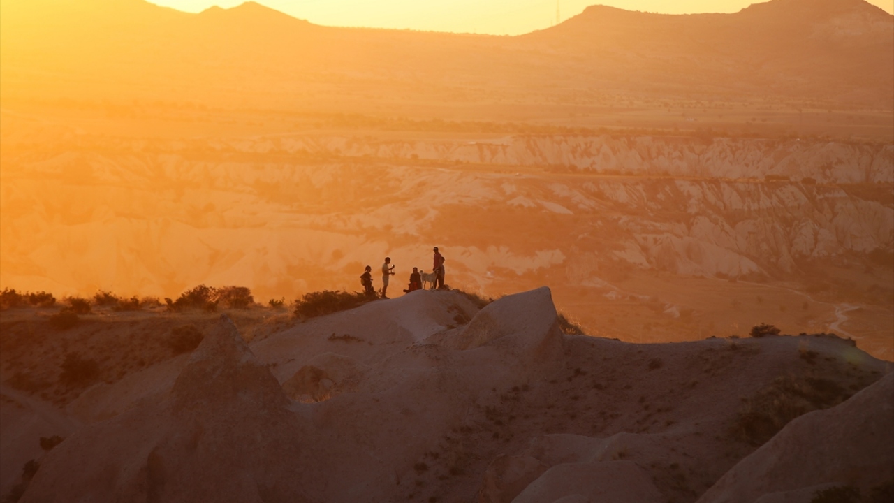 Ortahisar Belediye Başkanı Mustafa Ateş, yaptığı açıklamada, peribacaları ve doğal oluşumların geniş bir coğrafyaya yayıldığı Kapadokya`da turistlere yönelik farklı alanlarda çeşitli etkinlikler düzenlendiğini söyledi.