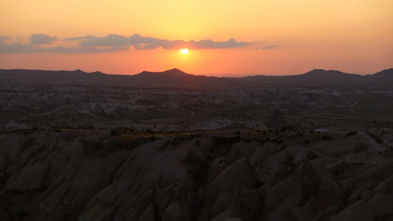 Alanda gün batımını izleyen İtalyan turist Barbara Bagnoli, daha önce farklı ülkelere seyahat ettiğini ancak Kapadokya`daki görüntünün benzeri ile karşılaşmadığını anlattı.