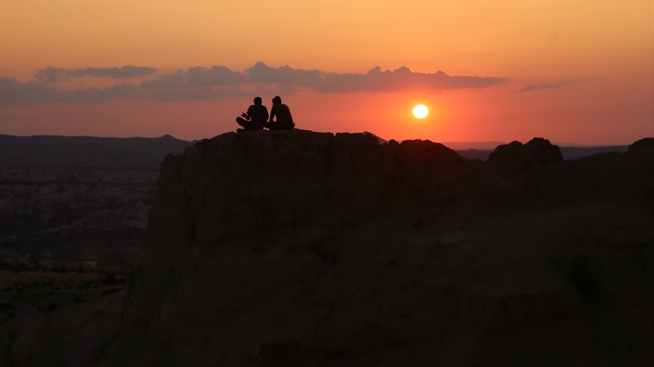 Turist rehberi Cem Güllüoğlu ise bölgedeki tarihi, doğal ve kültürel alanlarda gezdirdiği turistlerin, Kapadokya`nın sunduğu manzaradan çok etkilendiğini vurguladı.