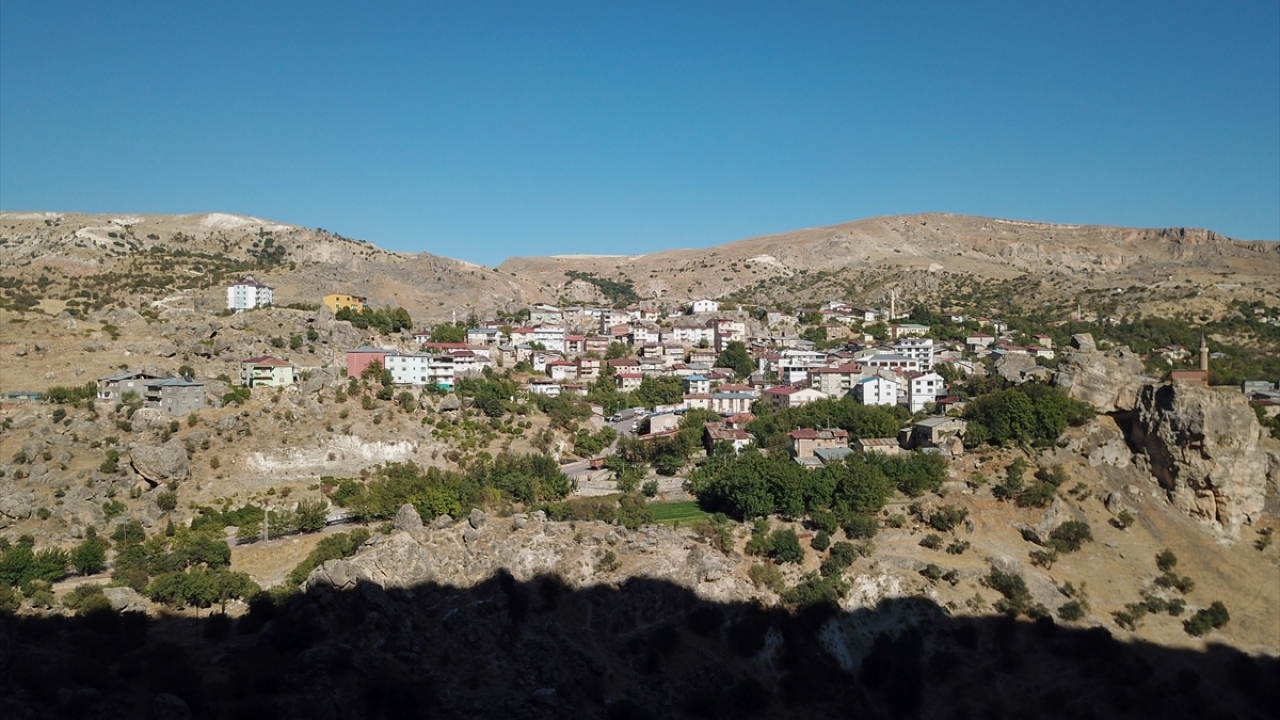 Üç kat halinde sıralı şekilde olan ve büyük pencereleri ile uzun koridorları bulunan kaya odalar, 2,5 metre genişliği ve 1,7 metre derinliğiyle dikkati çekiyor.