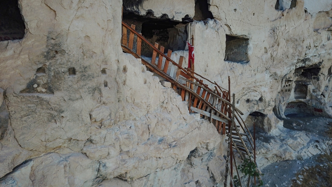 Su gereksiniminin karşılanması için kayaların arasından sızan suların toplandığı sarnıçların da yer aldığı kaya odaları, her yıl çok sayıda yerli ve yabancı turist ziyaret ediyor.