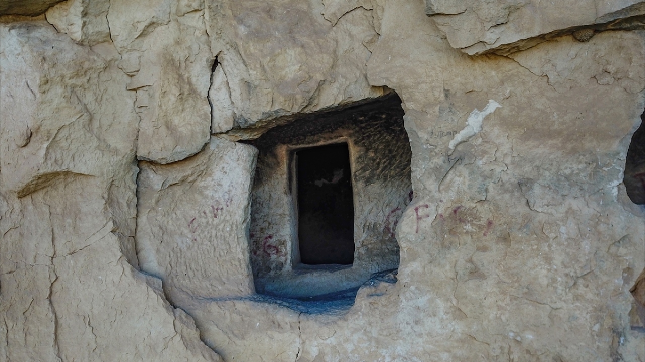 Kazez, kaya odaların tarihi öneminin yanında fotoğrafçıların görmesi gereken bir yer olduğunu belirterek, herkesi bu ender güzelliği yerinde görmeleri için ilçeye davet etti.