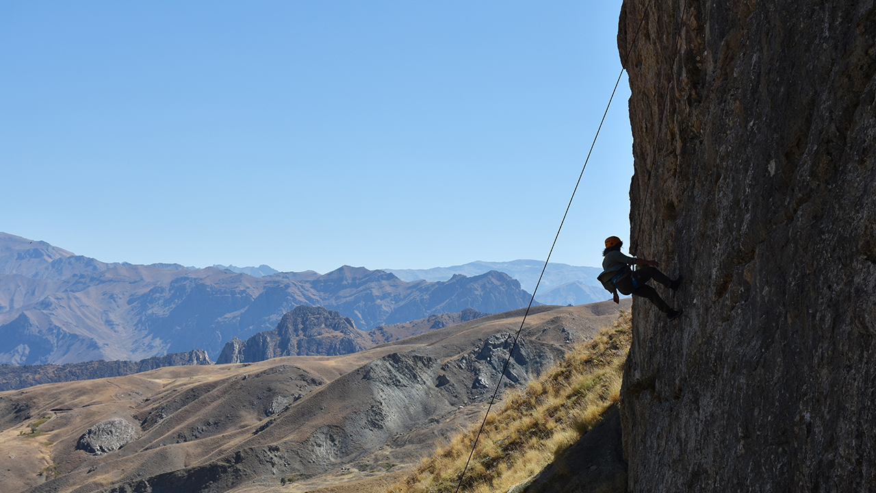 Etrafında 60`tan fazla yüksek rakımlı zirvenin bulunduğu kentte, son zamanlarda il dışından gelen sporcularında katılımıyla yapılan kaya tırmanışları, dağ bisikleti ve trekking gibi etkinlikler doğa sporlarına olan ilgiyi artırdı.