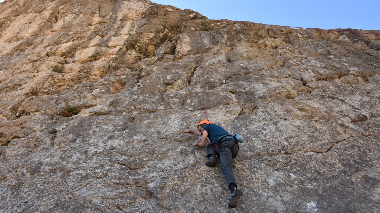 Türkiye Dağcılık Federasyonu (TDF) İl Temsilciliği ile Cilo Sat Gölleri ve Buzulları Dağcılık ve Doğa Sporları Derneği de (CİSİAD), gençlere bu konuda eğitim vermek amacıyla kaya tırmanışı kursu başlattı.