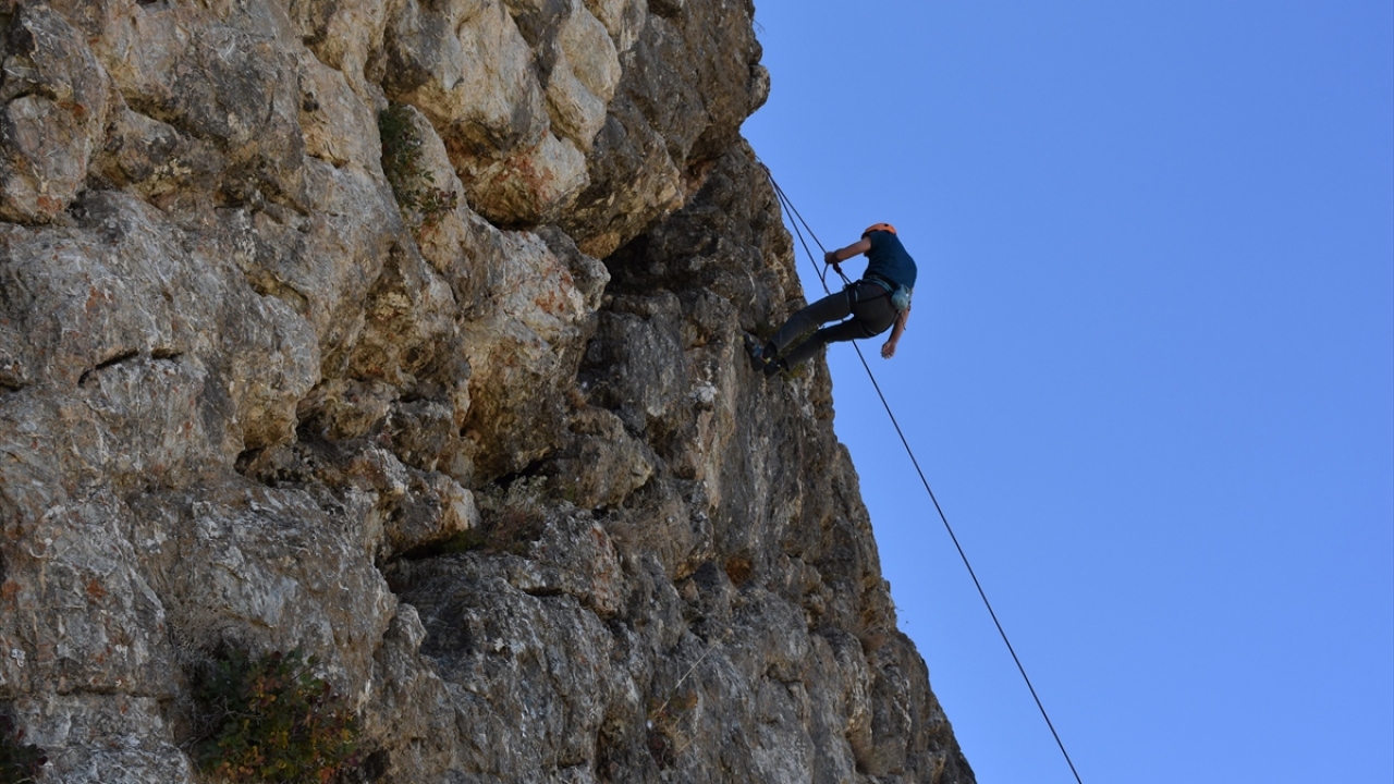 Aralarında usta dağcıların da bulunduğu eğitmenler, Merzan Mahallesi`ndeki parkurda doğaseverlere tırmanış sırasında dikkat edilmesi gereken hususlar, güvenlik önlemleri gibi konularda eğitim veriyor. 