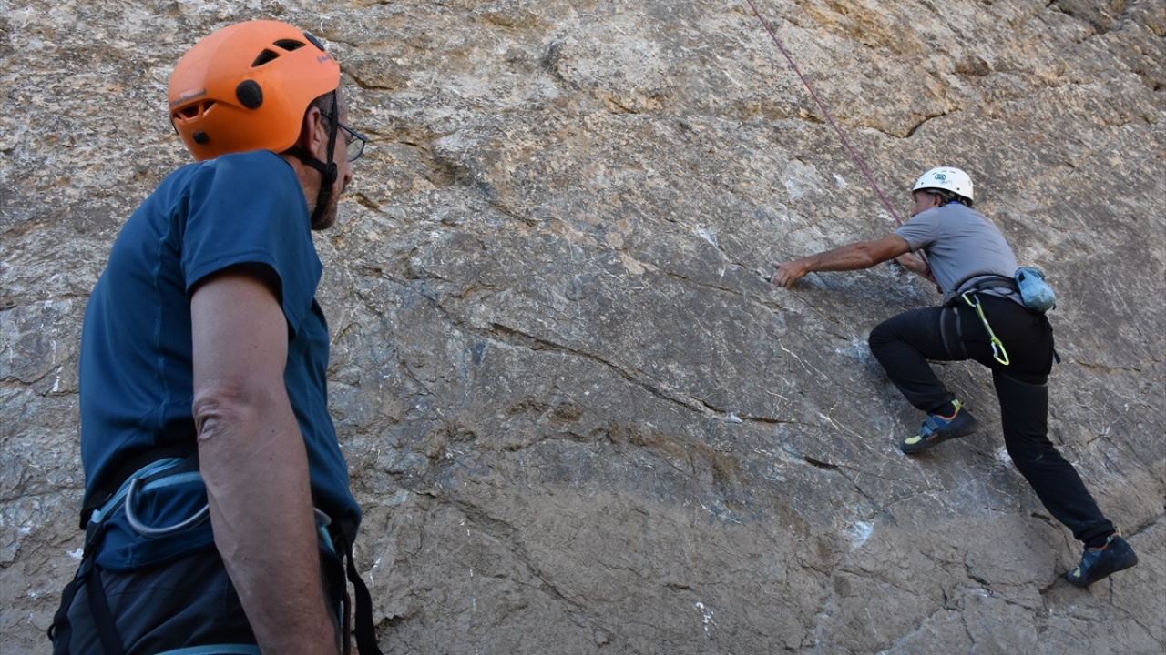 Hakkari`nin dağcılık sporuna en elverişli bölgelerden biri olduğunu belirten Ertunç, başarılı dağcıların yetişmesine katkı sunmak amacıyla kaya tırmanışı eğitimlerine başladıklarını aktardı.