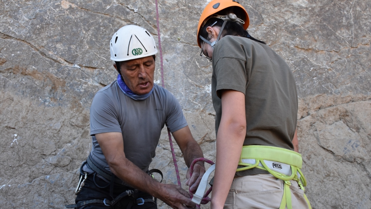 Sporculardan Sevda Biçer de ilin coğrafyasının güzel olduğuna işaret ederek bütün doğaseverlerin ön yargılarını kırarak Hakkari`ye gelmelerini istedi.