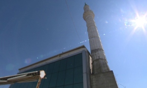 Depremde hasar gören İsmail Kocatürk Camii'nin minaresi yıkılacak