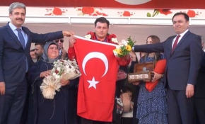 Dünya şampiyonu Kayaalp memleketinde coşkuyla karşılandı