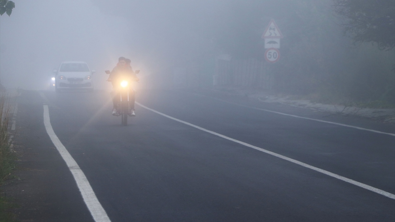 Bazı bölgelerde görüş mesafesi 40 metreye kadar düşerken, ekipler trafik akışının yoğun olduğu bölgelerde olumsuzluk yaşanmaması için önlem aldı.