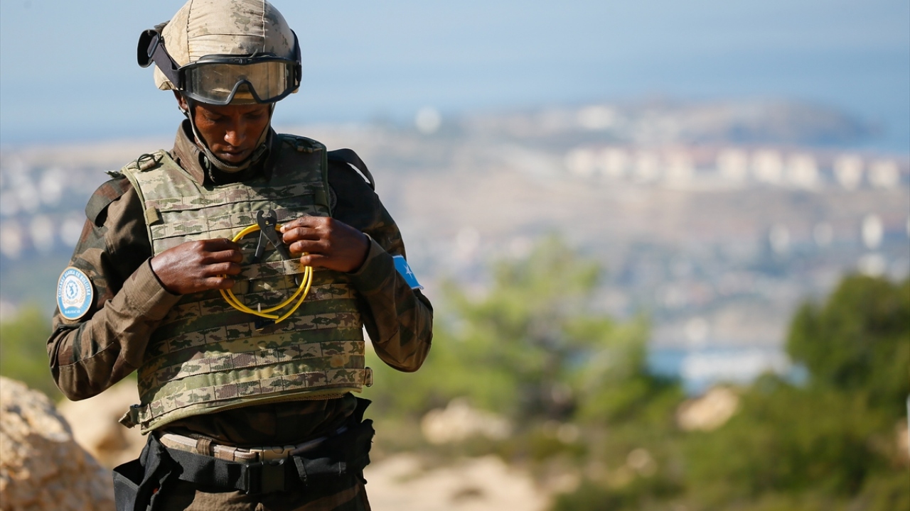Türk subayların, eğitimde zaman zaman zorlanan Somalili kursiyerlerin motivasyonunu artırmak için yoğun çaba harcaması dikkati çekti.