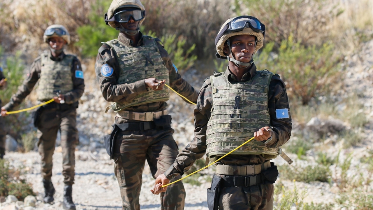 Patlayıcı ve Tuzaklayıcı Maddeler Kurul Başkanı Yüzbaşı Emrullah Gündoğdu da ilki gerçekleştirilen kursta Somalili polislere eğitim verildiğini dile getirerek, çalışmaların verimli geçtiğini ifade etti.
