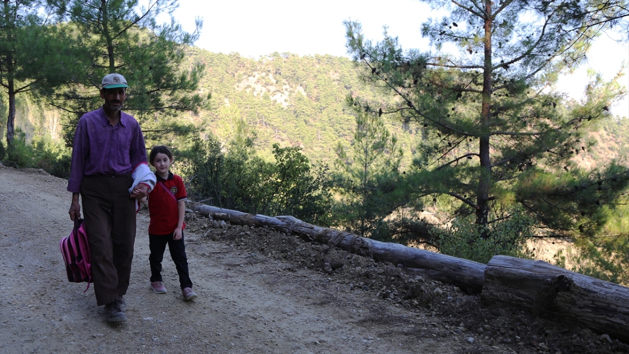 Ancak evden mahalleye ulaşan stabilize yolun dar ve bakımsız olması nedeniyle okul servisi eve ulaşamadı.