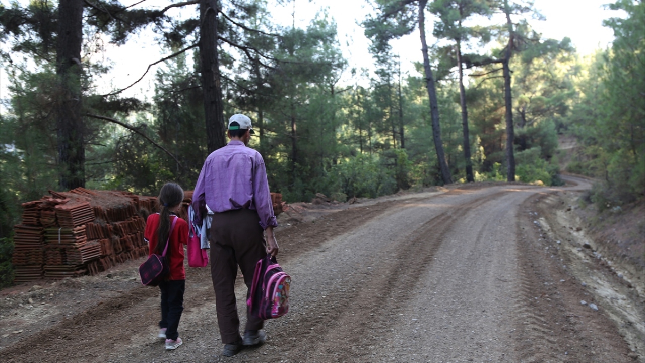 Bunun üzerine Korkut, bir süre kızını traktörle servisin beklediği 4 kilometre mesafedeki yola götürüp getirdi. 