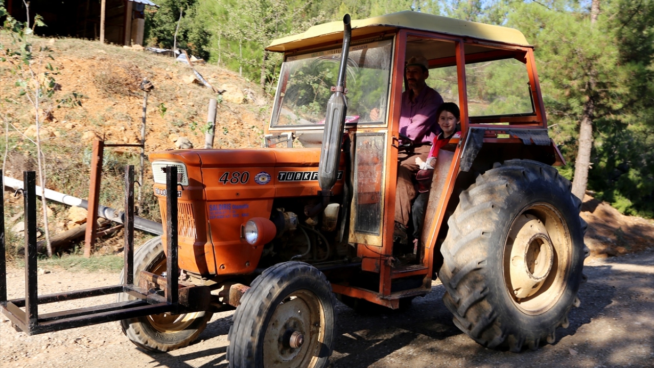 Kızını traktörle götürüp getirince üzüldü