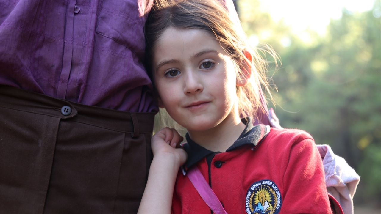 Kızının rahat okula gidip gelmesi için kendi imkanlarıyla yolu genişleten Korkut, yaptığı açıklamada, Gamze`nin okuması için elinden ne gelirse hiç düşünmeden yapacağını söyledi.