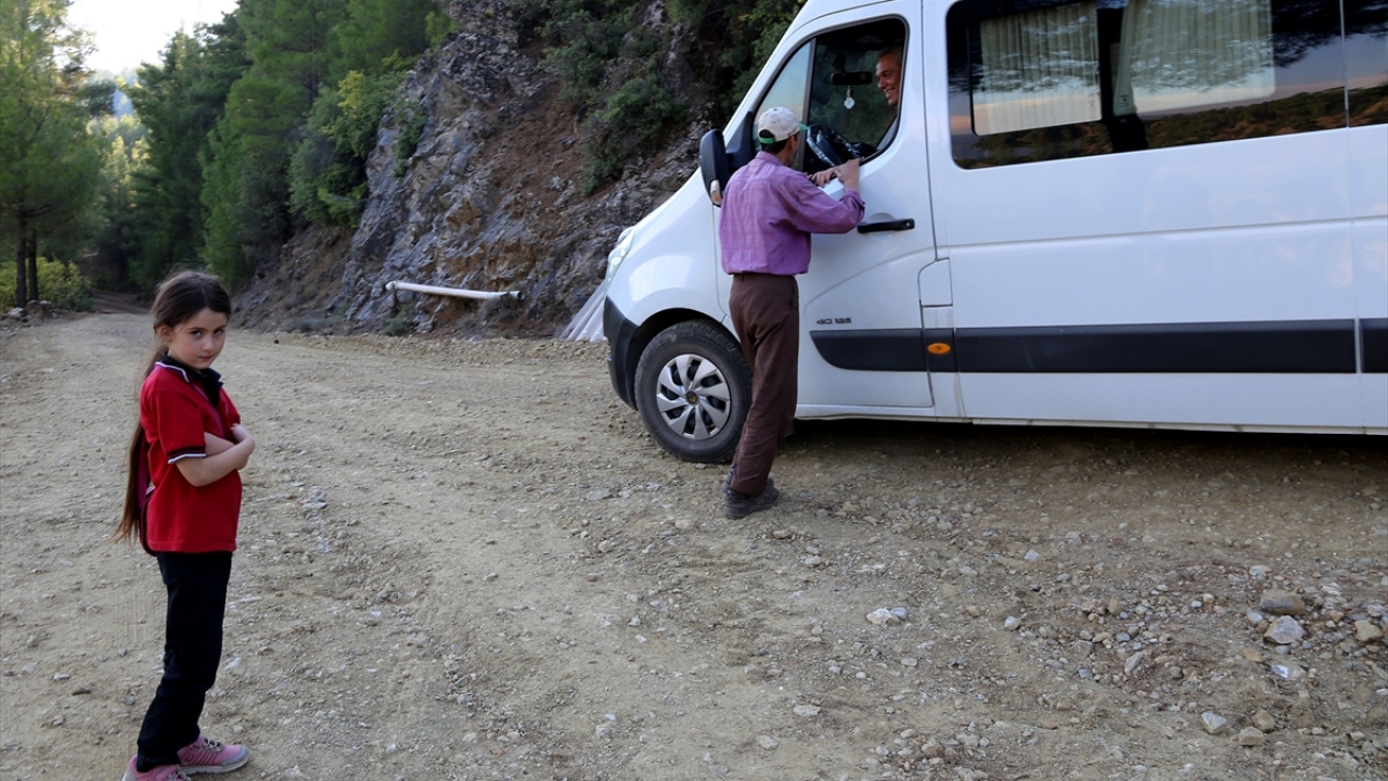 Anne Şirin Korkut da eşinin yolu yaptırmasıyla servisin evlerinin önüne kadar geldiğini, rahat ettiklerini kaydetti.