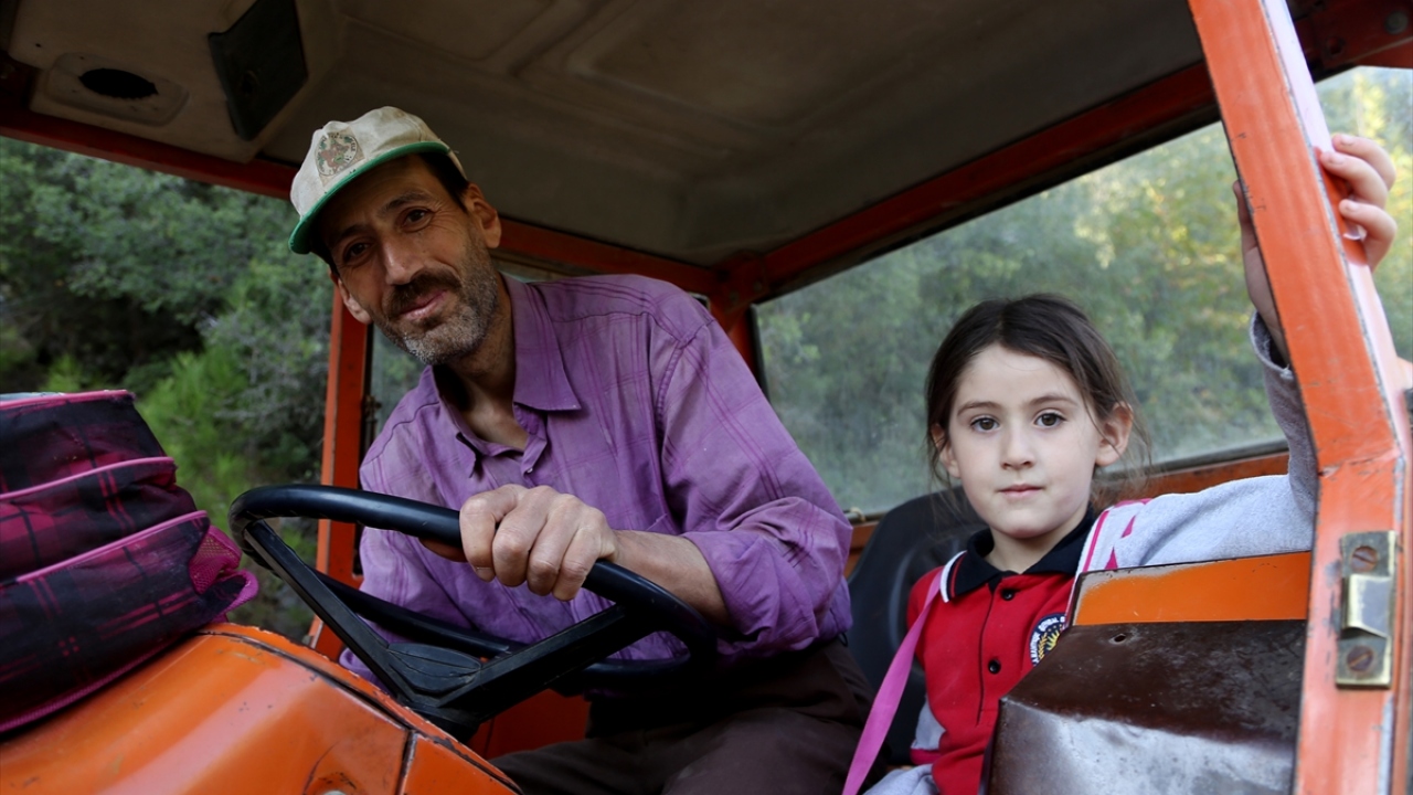 Okula servisle gidip geldiğini anlatan Gamze Korkut ise "Daha önce traktörle servisin yanına gidiyordum. Çok zorlanıyordum. Bu yolu okula gitmem için babam yaptı." dedi.