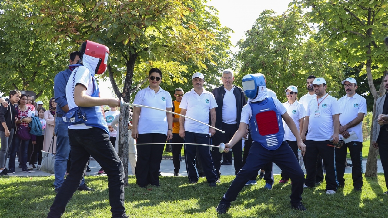 Çocuklarla birlikte yürüyüş yaptıktan sonra fiziksel aktivitenin önemine dikkat çekmek için kurulan çeşitli spor dallarına ilişkin stantları gezen Meşe, okçuluk ve eskrim stantlarında uygulama yapan çocukları izledi.