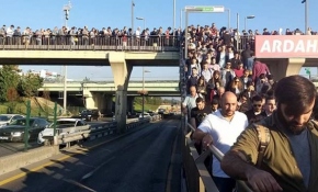 Altunizade'de metrobüs yoğunluğu devam ediyor
