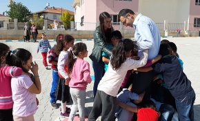 "Öğretmenim gitme" diyerek gözyaşı döktüler