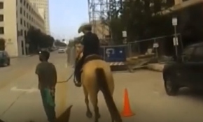 ABD’de atlı polisler gözaltına aldığı kişiyi kementle sokakta gezdirdi