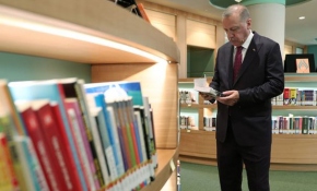 Cumhurbaşkanı Erdoğan kütüphanede incelemede bulundu