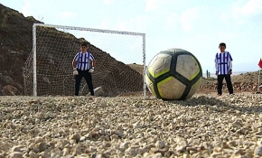 Köydeki öğrenciler futbol sahasına kavuştu