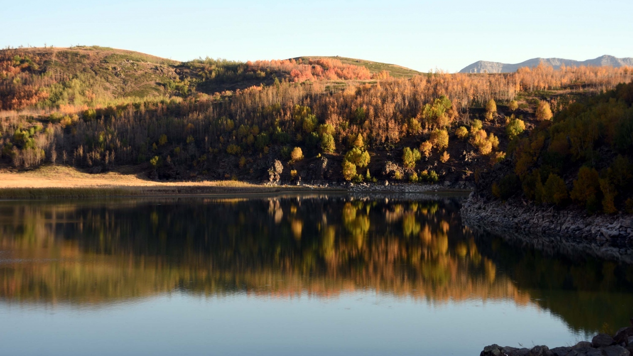Avrupalı Seçkin Destinasyonlar Projesi (EDEN) kapsamında `Mükemmeliyet Ödülü` alan 2 bin 250 rakımlı göl, manzarasıyla ziyaretçilerini hayran bırakıyor.