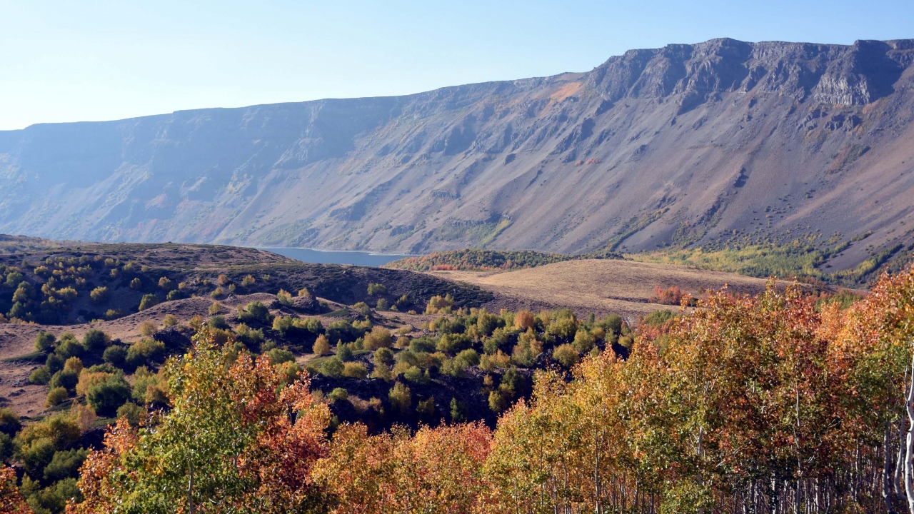 Sonbahar ayları ile birlikte sadece Nemrut’ta yetişen ‘Huş’ ağaçları pastel renklere bürünürken, ziyaretçiler de bu manzaranın tadını çıkarıyor.