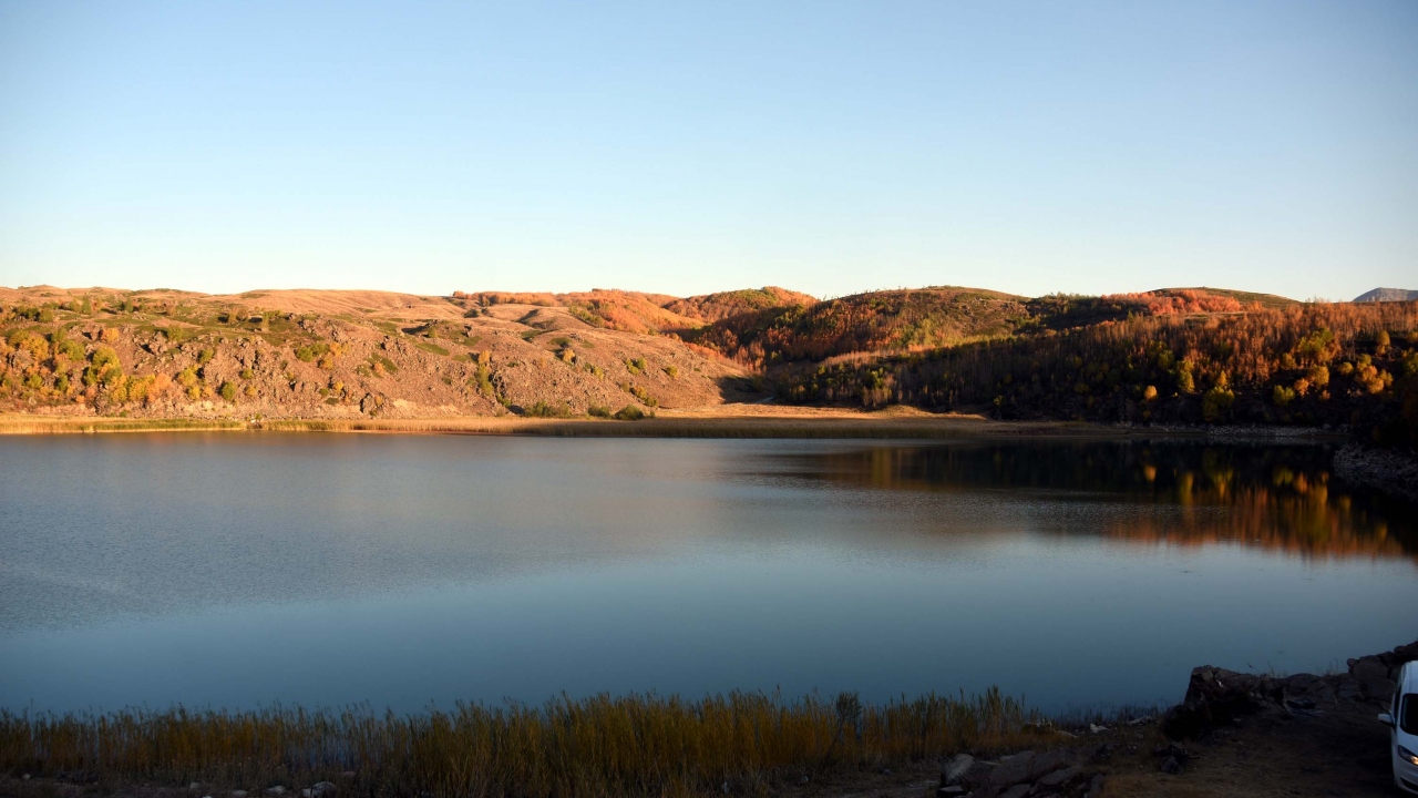 Nemrut Krater Gölü, Van Gölü havzasının batısında, Bitlis`in Tatvan, Ahlat ve Güroymak ilçeleri arasında yer alıyor.