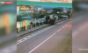 El freni çekilmeyen vinç dereye gömüldü