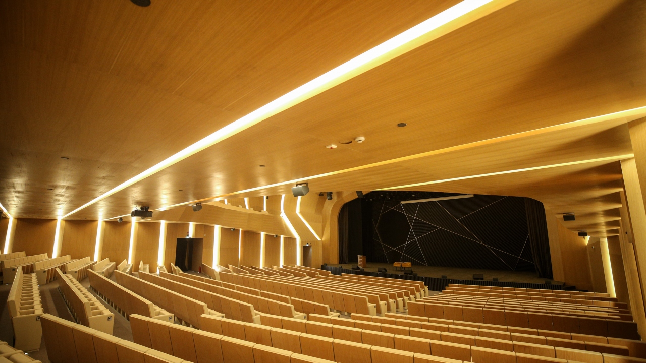 Cami, ses, ışık, ısıtma, havalandırma ve güvenlik sistemleriyle de farkını ortaya koyuyor.