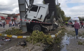 Sakarya'da tır durağa çarptı