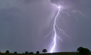 Yolda yürüyen adamın ayağına yıldırım düştü