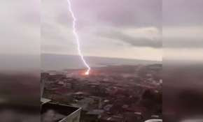 Trabzon'da yıldırım düşme anı kamerada