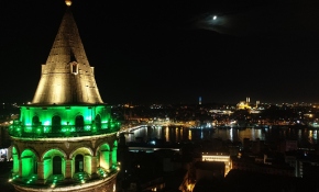 İstanbul'un simgeleri "serebral palsi" için yeşile büründü