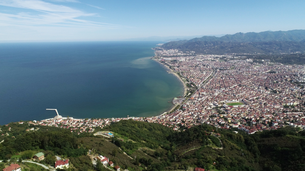 Altınordu ilçesinde denizden yaklaşık 500 metre yükseklikteki Boztepe, Karadeniz`in gözde mekanları arasında yer alıyor. 