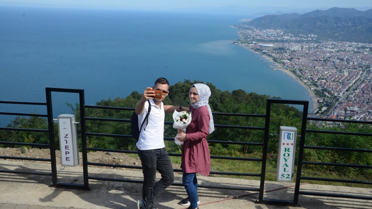 Her yıl binlerce yerli ve yabancı turist ağırlayan kentin seyir terası Boztepe, teleferik ulaşımı sayesinde turistlerden ilgi görüyor. 