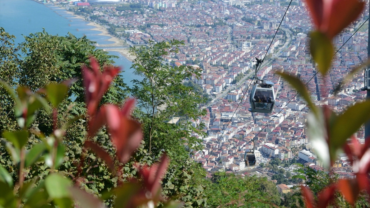 Teleferikle mavi ile yeşilin buluştuğu eşsiz manzara eşliğinde yolculuk yapan ziyaretçiler, Boztepe`de kenti ve Karadeniz`i kuş bakışı görmenin tadını çıkarıyor.