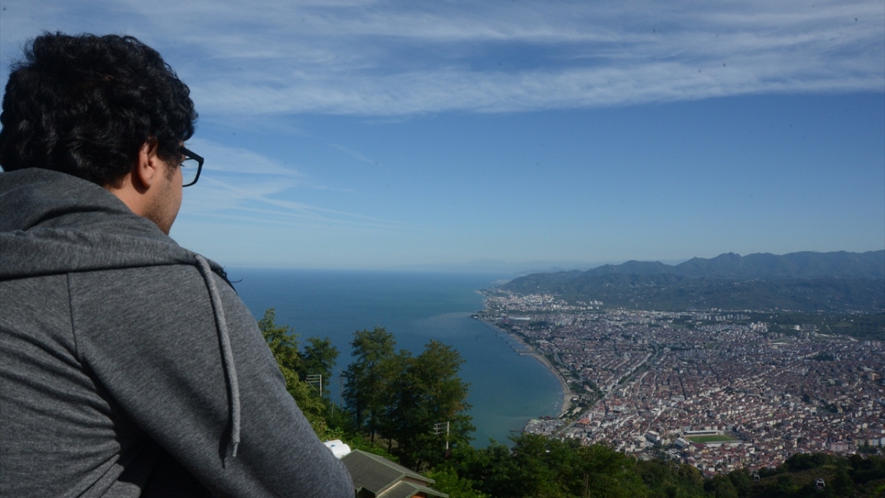 Burada yöresel ürünlerin satış noktalarında alışveriş yapma imkanı bulan turistler, Macera Park`ta da eğlenceli vakit geçiriyor.