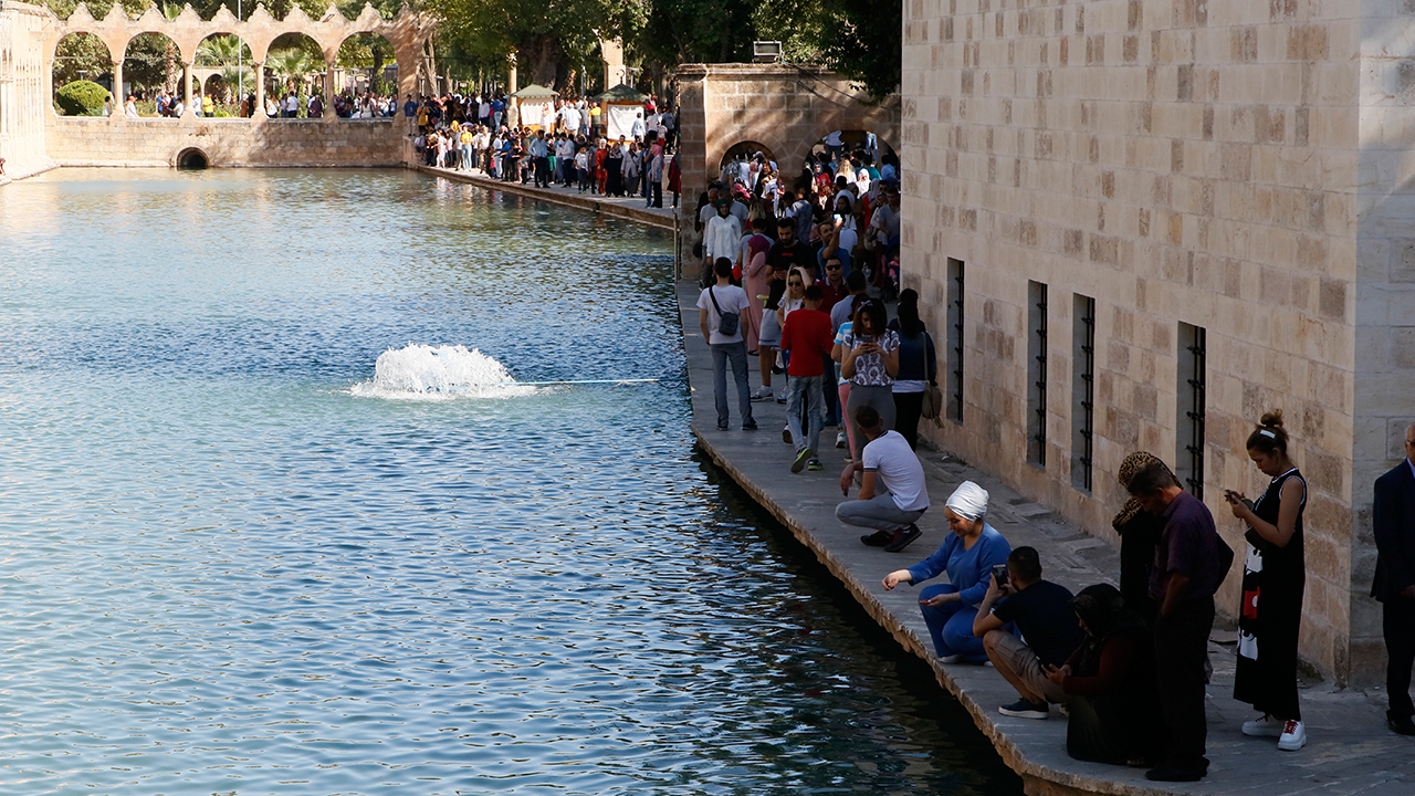 Son yıllarda turizmin parlayan yıldızları arasında gösterilen Şanlıurfa, sonbahar döneminde de ziyaretçilerden yoğun ilgi görüyor.