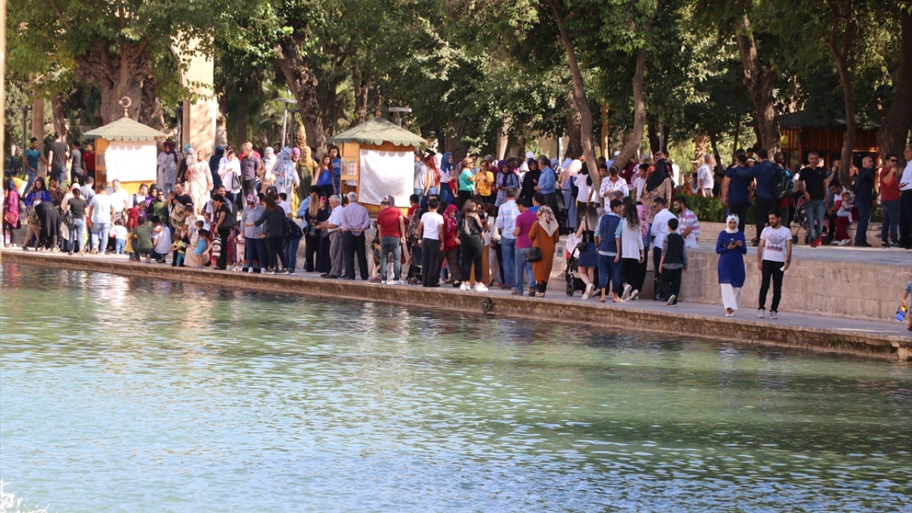 Şanlıurfa`da konaklamayı tercih eden ziyaretçiler, yöresel müziklerin çalındığı ünlü sıra gecelerine katılıp, lahmacun ve çiğ köfte gibi akıllarından çıkmayacak yöresel lezzetleri tadıyor. 
