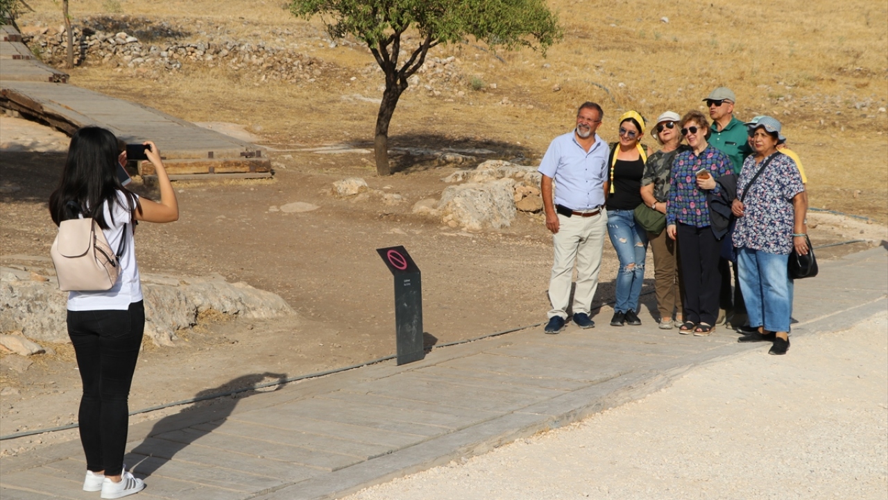 Bilgen Bardakçı da Şanlıurfa`yı daha önce gezdiğini ancak oğlunun da buraları görmesi için bölgeye yeniden bir gezi düzenlediklerini ifade etti.  