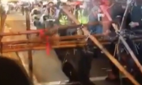 Hong Kong’da eylemciler mancınıkla polise kiremit fırlattı