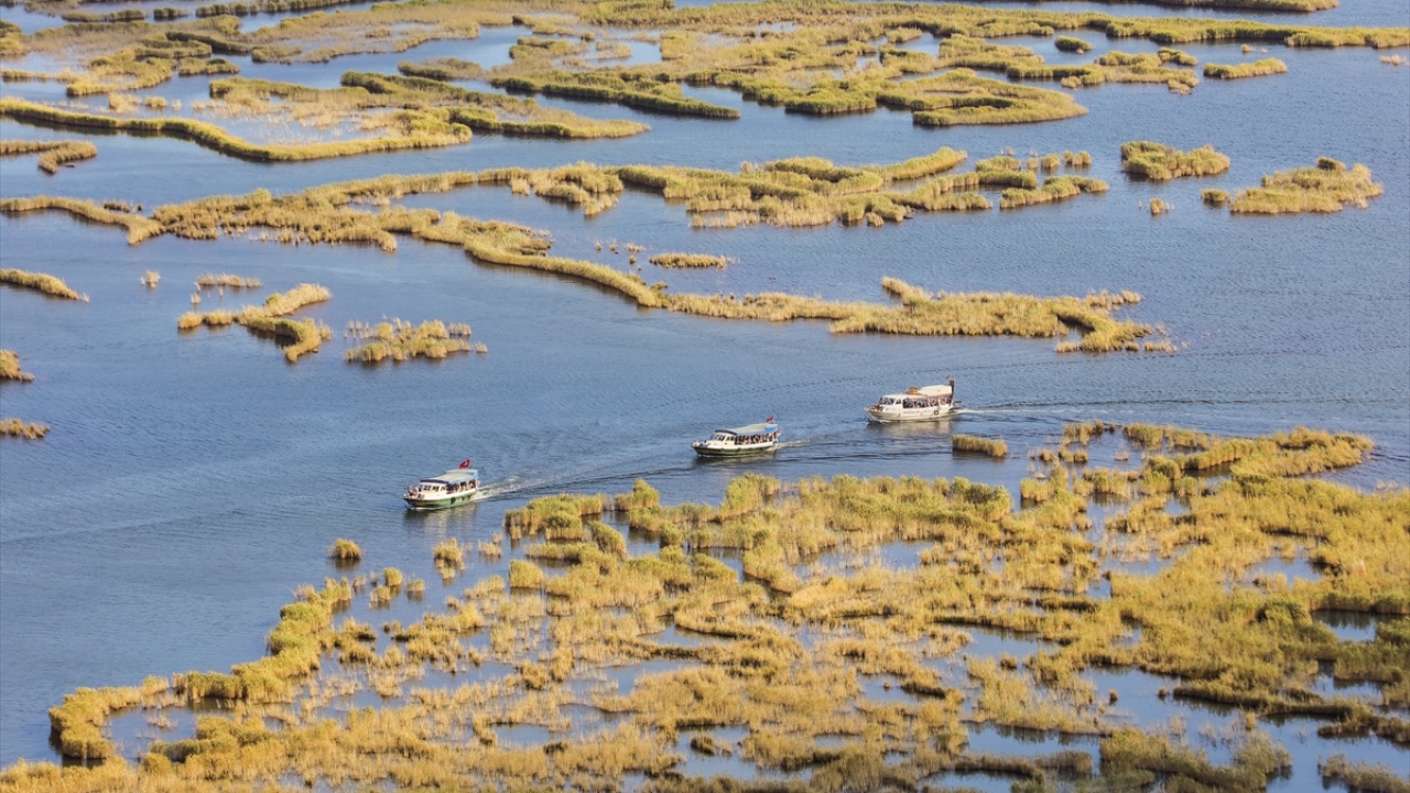 Yurt dışı ve yurt içinden tatilini geçirmek için gelen turistlerin uğrak noktalarının arasında yer alan bölgede, havadan bakıldığında labirenti andıran sazlık alanlar yer alıyor.