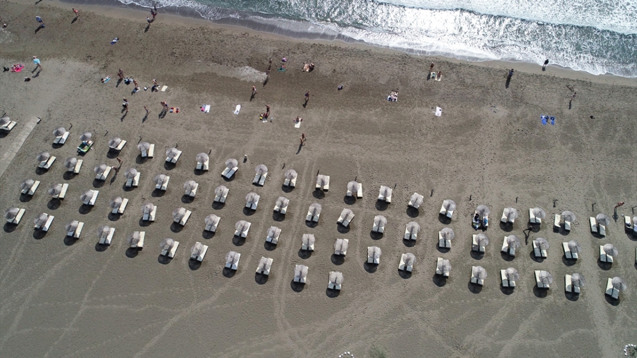 Gökyüzünden bakıldığında su kanallarındaki parıltıyı gösteren Dalyan, denizi ve gölün birleşiminde yer alan İztuzu Plajı`ndaki kumsalıyla tatilcilere serinleme olanağı tanıyor.